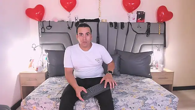 Snapshot of Vale_n_Matt chatting on 14, 11, 2025 Vale n Matt online show from 14, 11, 2025