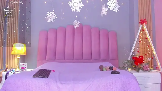 Snapshot of DevoniCollins chatting on 12, 12, 2024 DevoniCollins online show from 12, 12, 2024