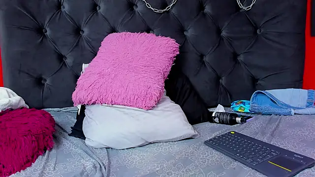 YayaHilton online show from 7, 1, 2025