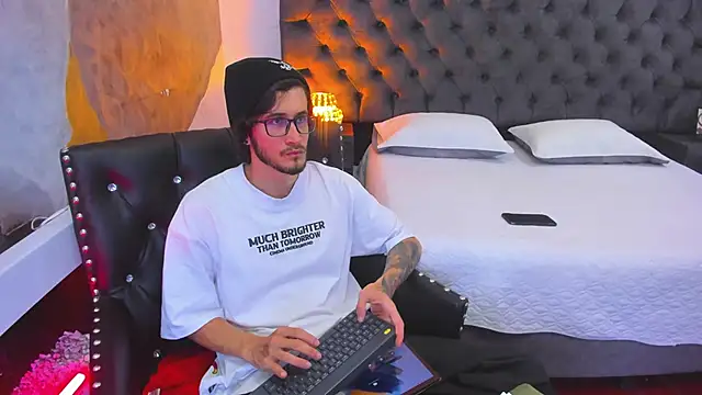 Loggan donnelly online show from 19, 12, 2024