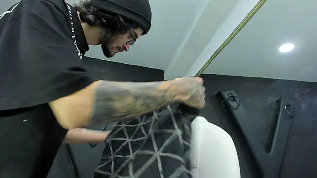 Loggan donnelly online show from 20, 3, 2025