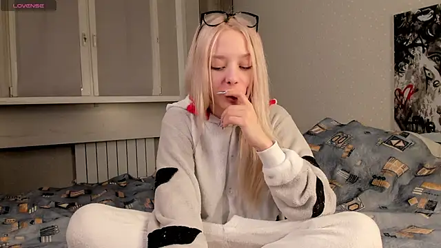 Snapshot of EngelFugler chatting on 13, 2, 2025 EngelFugler online show from 13, 2, 2025