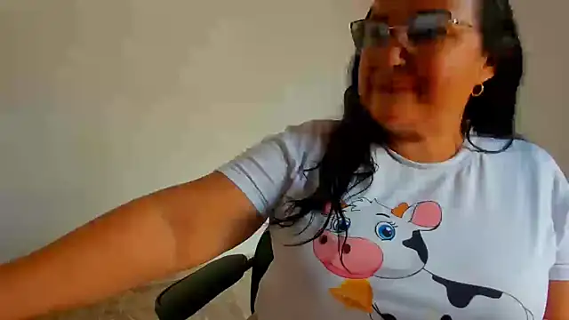 Snapshot of GiaNahomi chatting on 8, 3, 2025 GiaNahomi online show from 8, 3, 2025