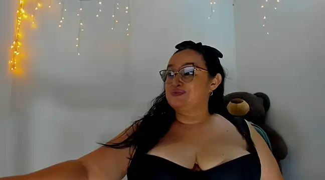 Snapshot of GiaNahomi chatting on 11, 3, 2025 GiaNahomi online show from 11, 3, 2025