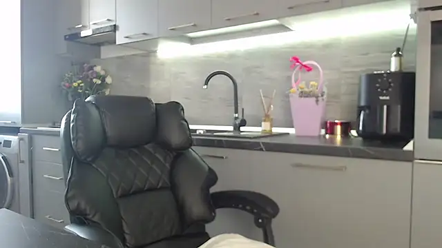 queenzoora online show from 13, 3, 2026