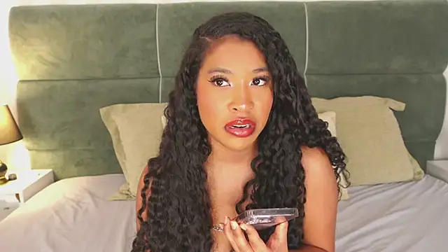 IzzyyBeelmonth online show from 6, 3, 2025