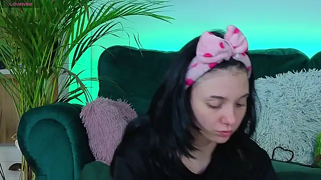 Snapshot of AveryWillow chatting on 10, 10, 2025 AveryWillow online show from 10, 10, 2025