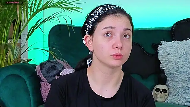 Snapshot of AveryWillow chatting on 1, 11, 2025 AveryWillow online show from 1, 11, 2025