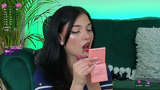 Snapshot of AveryWillow chatting on 13, 11, 2025 AveryWillow online show from 13, 11, 2025