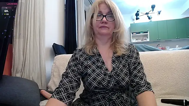 Blond Woman online show from 28, 1, 2025