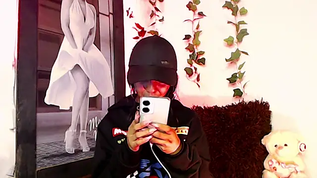 Snapshot of sofi_soft_ chatting on 4, 1, 2025 sofi soft online show from 4, 1, 2025