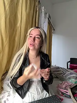 Snapshot of HannaSmiith chatting on 4, 11, 2025 HannaSmiith online show from 4, 11, 2025