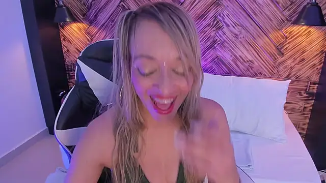 Snapshot of emma_collson chatting on 25, 11, 2025 emma collson online show from 25, 11, 2025