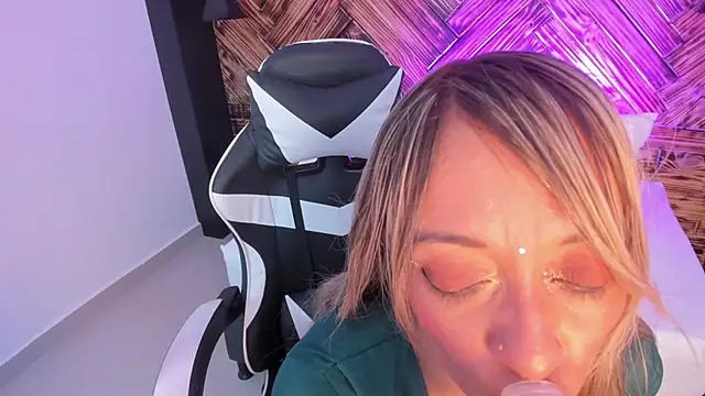 Snapshot of emma_collson chatting on 27, 11, 2025 emma collson online show from 27, 11, 2025