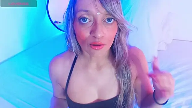 Snapshot of emma_collson chatting on 14, 12, 2025 emma collson online show from 14, 12, 2025