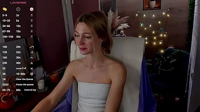 Snapshot of Fox_sky_Fox chatting on 15, 10, 2025 Fox sky Fox online show from 15, 10, 2025