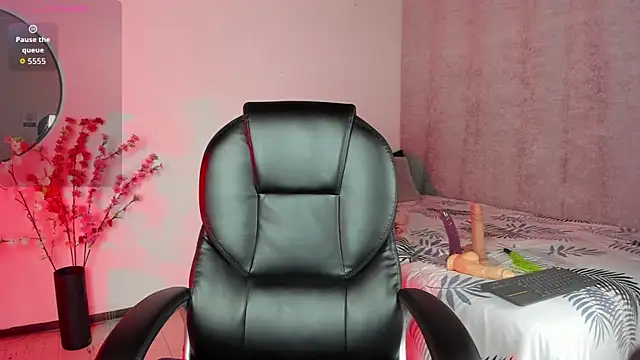 Snapshot of SaraMilf_69 chatting on 21, 11, 2025 SaraMilf 69 online show from 21, 11, 2025