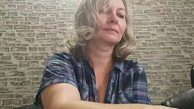 Snapshot of EdithManning chatting on 2, 11, 2025 EdithManning online show from 2, 11, 2025