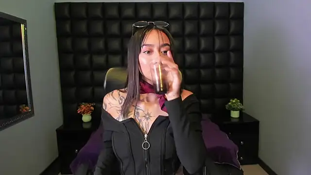 Miaa Thopmson online show from 10, 10, 2025