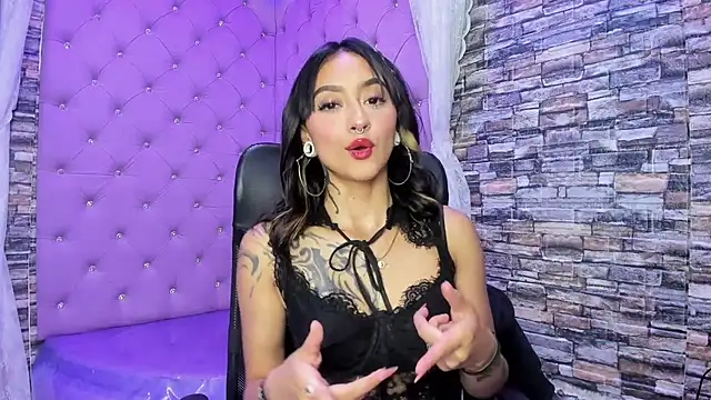 Miaa Thopmson online show from 21, 10, 2025