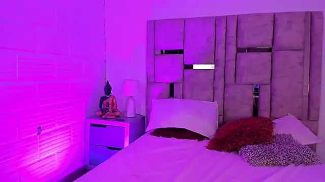 Snapshot of EmmaBecket2 chatting on 8, 11, 2025 EmmaBecket2 online show from 8, 11, 2025