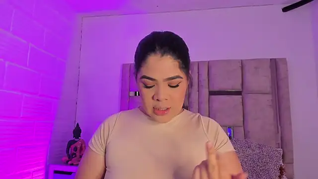 Snapshot of EmmaBecket2 chatting on 11, 11, 2025 EmmaBecket2 online show from 11, 11, 2025