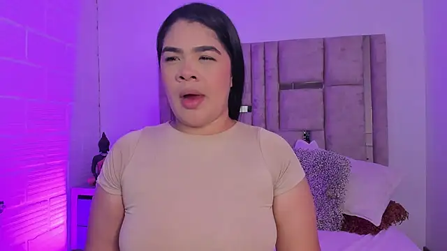 Snapshot of EmmaBecket2 chatting on 13, 11, 2025 EmmaBecket2 online show from 13, 11, 2025