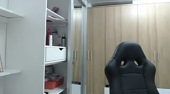 RoxanaLove9 online show from 2, 1, 2025