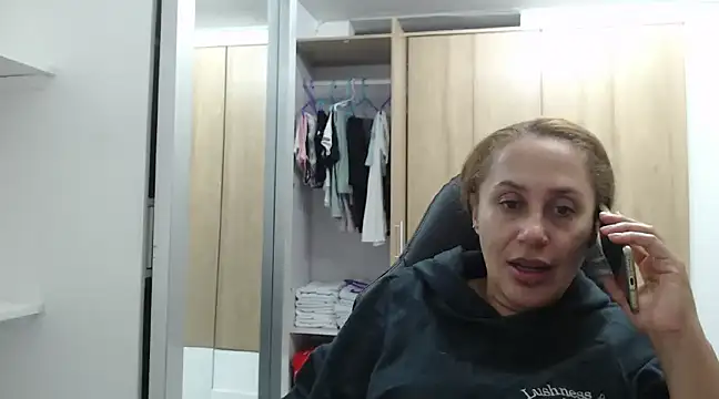 RoxanaLove9 online show from 3, 1, 2025