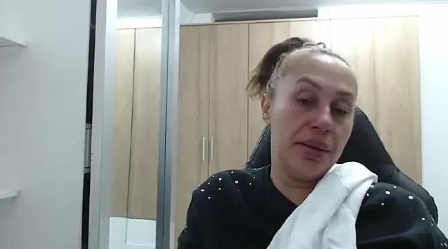 RoxanaLove9 online show from 4, 1, 2025