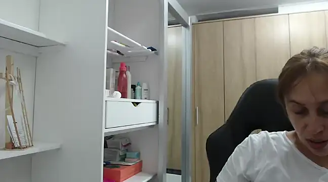 RoxanaLove9 online show from 11, 1, 2025