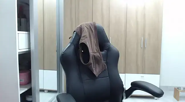 RoxanaLove9 online show from 5, 2, 2025