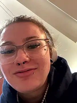 sluttysmiley online show from 8, 1, 2026