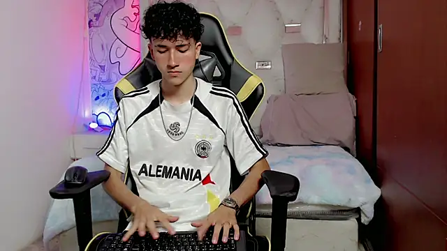 Snapshot of johnny_cagee chatting on 17, 10, 2025 johnny cagee online show from 17, 10, 2025