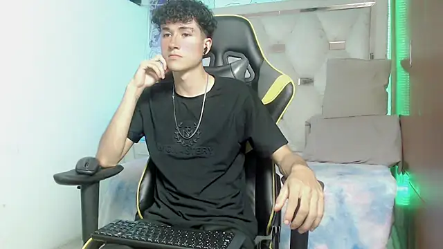 Snapshot of johnny_cagee chatting on 8, 11, 2025 johnny cagee online show from 8, 11, 2025