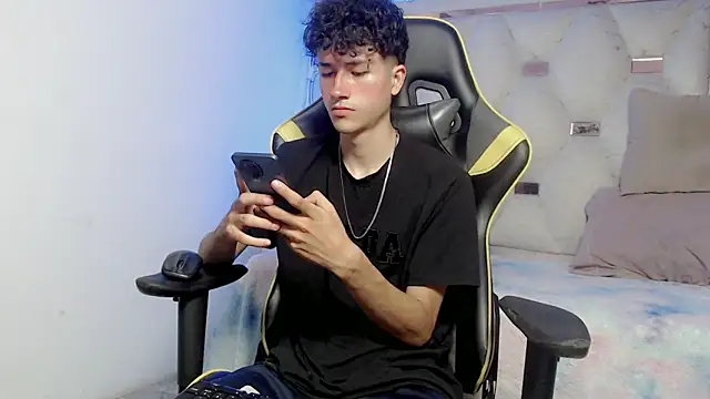 Snapshot of johnny_cagee chatting on 11, 11, 2025 johnny cagee online show from 11, 11, 2025