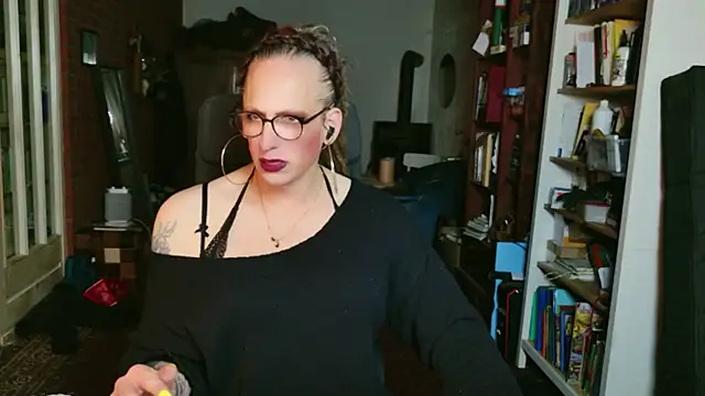 Snapshot of MaxiEmily chatting on 25, 10, 2025 MaxiEmily online show from 25, 10, 2025