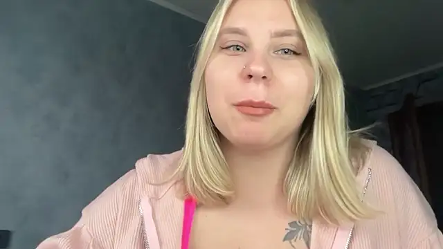 Snapshot of Thalia__Star chatting on 9, 11, 2025 Thalia Star online show from 9, 11, 2025