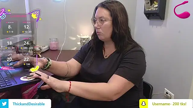 Snapshot of ThickGirlsDoItBetter chatting on 21, 10, 2025 ThickGirlsDoItBetter online show from 21, 10, 2025