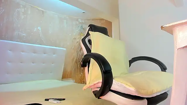 Snapshot of APRILL_FOXX chatting on 25, 1, 2025 APRILL FOXX online show from 25, 1, 2025