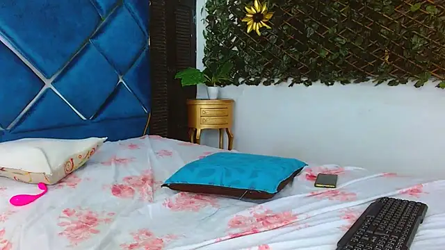 Snapshot of EstrellaRuizz chatting on 12, 10, 2025 EstrellaRuizz online show from 12, 10, 2025