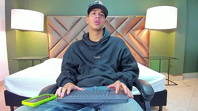 Tyler Rodriguez online show from 23, 10, 2025