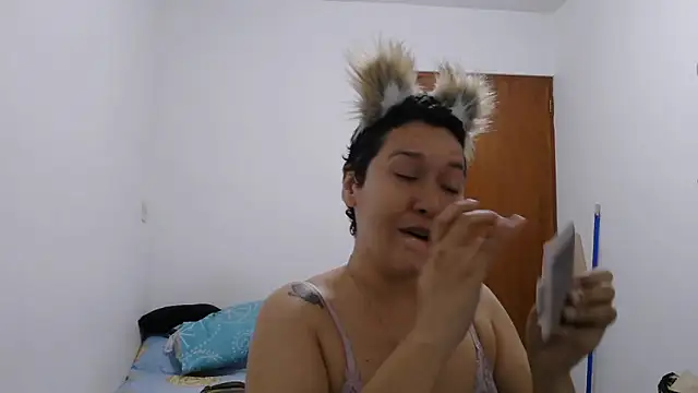 Snapshot of luxandracon23 chatting on 4, 2, 2026 luxandracon23 online show from 4, 2, 2026