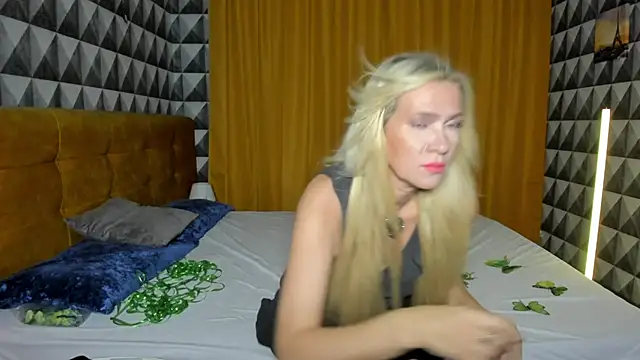 Luna  Lewis online show from 12, 12, 2024