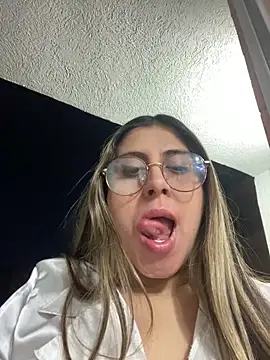 Snapshot of girl_anni chatting on 7, 10, 2025 girl anni online show from 7, 10, 2025