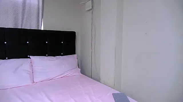 petite paola online show from 4, 1, 2025