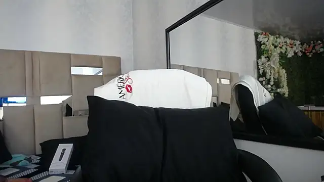 Snapshot of Queenjenn__ chatting on 17, 12, 2024 Queenjenn online show from 17, 12, 2024