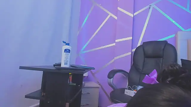 Snapshot of Queenjenn__ chatting on 25, 2, 2025 Queenjenn online show from 25, 2, 2025