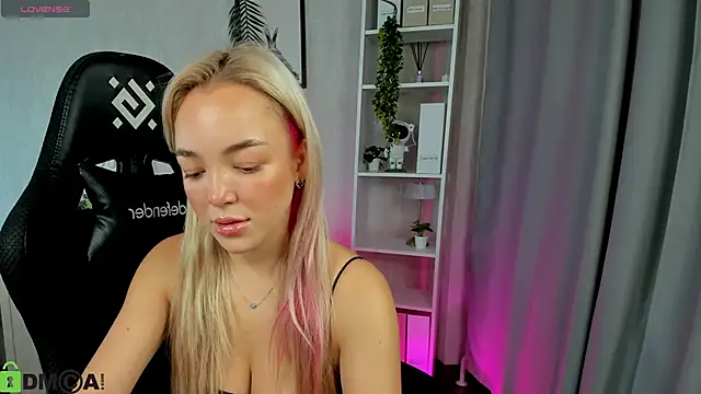 Christy Little online show from 17, 11, 2025