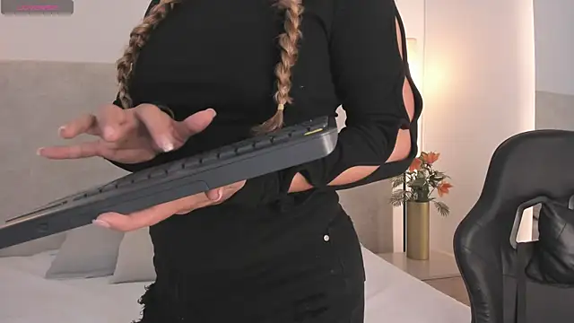 Saori newman online show from 8, 11, 2025